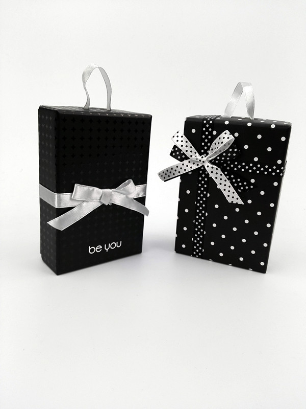 Hot sale lovely paper jewelry box/necklace paper box with ribbon handle made in China