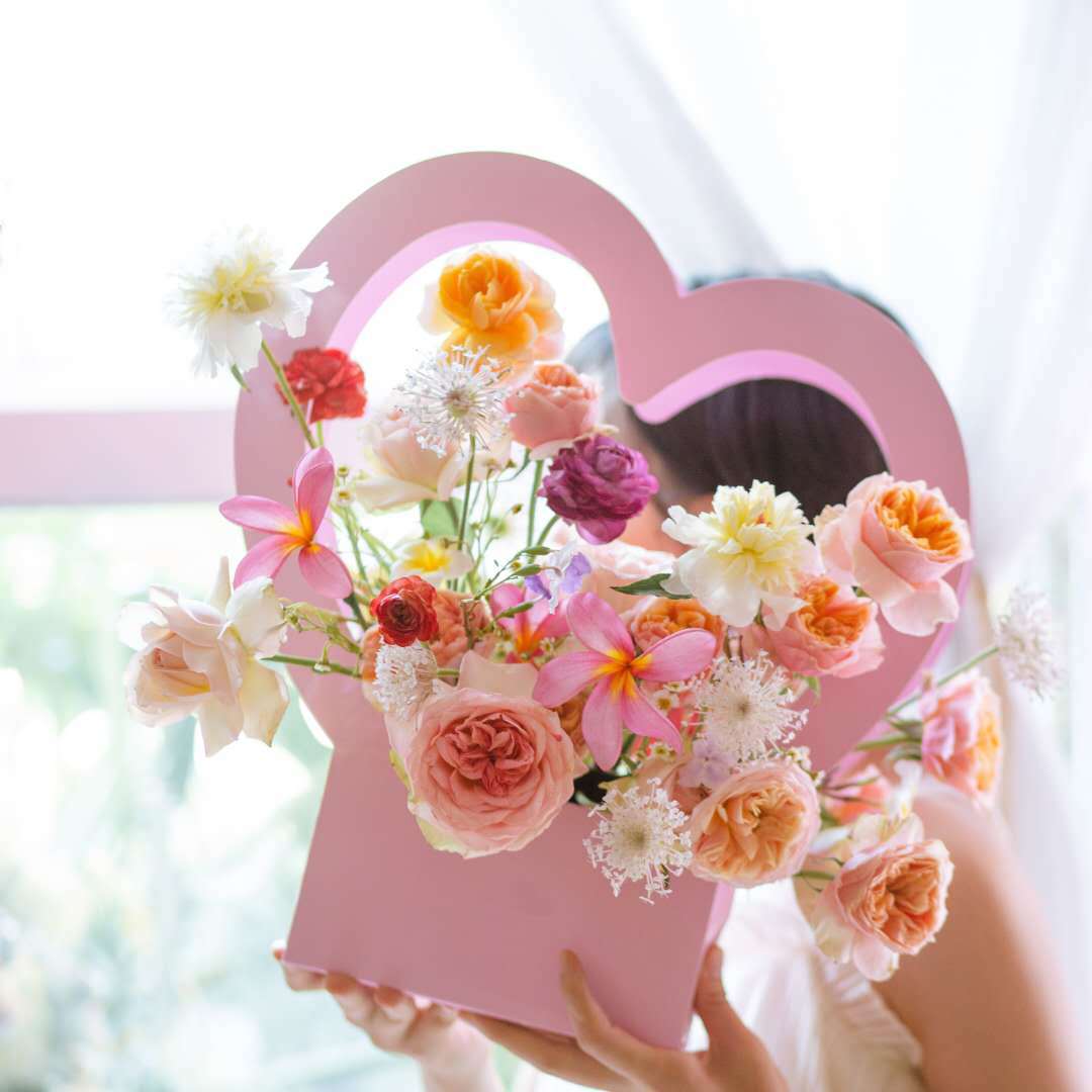 New Paper Love Flower Tote Bag for Teacher's Day Flower Arrangement Rose Packing Box Portable Flower Basket